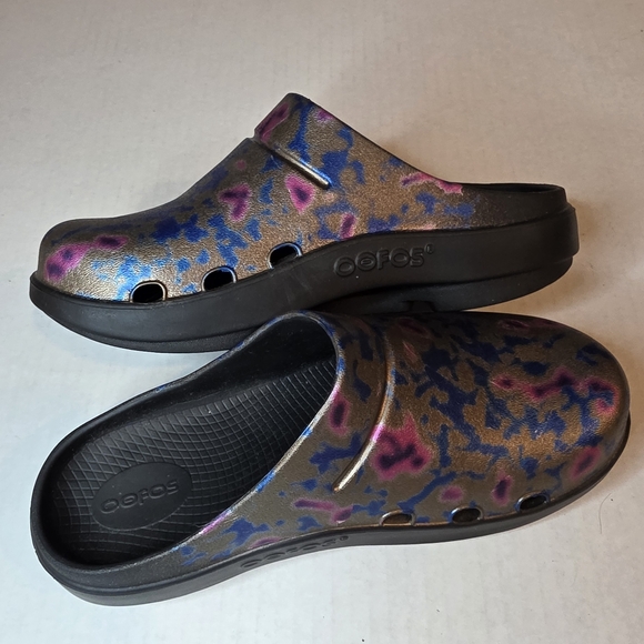 Oofos OOcloog Limited Edition Metallic Print Recovery Clogs.  Unisex - Picture 5 of 11